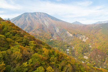 Sonbahar sonbahar renk tarafından çevrili Mt.Nantai
