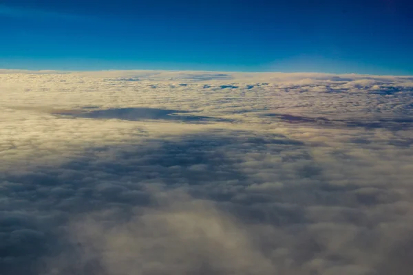 Céu colorido com fundo de luz dourada do sol — Fotografia de Stock