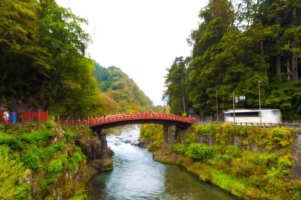 Sonbahar, Futarasan tapınak Nikko, Japonya'nın ana yolu kırmızı Shinkyo kutsal Bridge'de
