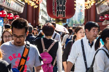 Tokyo, Japonya 20 Ekim 2016 turist Sens ji, küçük mağazalarında alışveriş. Tarih kültür mirası Asakusa bölgesinde, Tokyo, Japonya