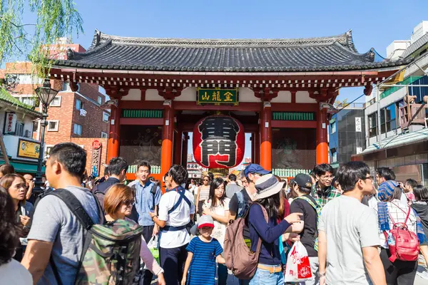 Tokyo-20 Ekim: yürüyüş Asakusa Senso-ji Tapınağı, Tokyo üzerinde 20 Ekim 2016 turist. Asakusa Senso-ji Tapınağı Tokyo en ünlü tapınaktır.