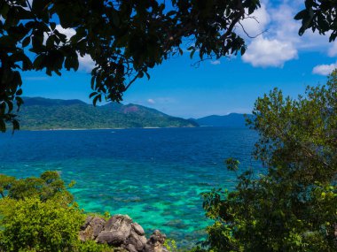 Deniz ve dağ, güzel mavi gökyüzü arka plan ile tropikal plaj