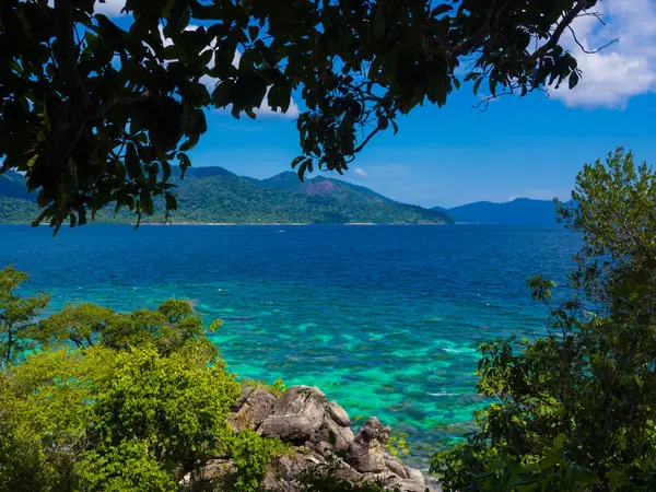 Malerische Landschaft Wilde Natur Tropische Insel Mit Felsigen Bergen Hintergrund — Stockfoto