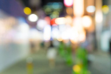 Büyük şehrin gece kalabalık ve trafik ışıkları