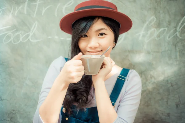 Ázsiai aranyos nők holding falra művészet csésze kávé — Stock Fotó