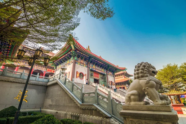 Templo chino contra el cielo azul en Tailandia . — Foto de Stock