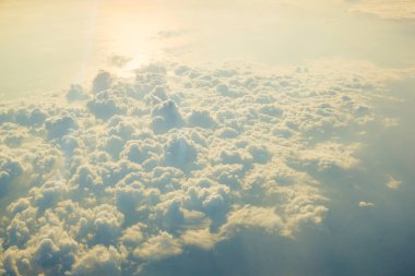 Sun Rise görünümü güzel cennet bulutların üstünde