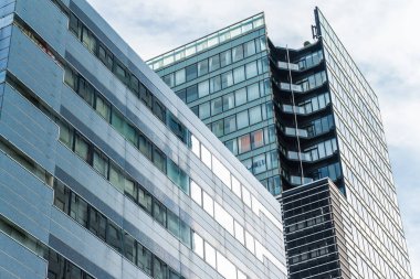 Modern ofis bina mavi gökyüzü beyaz bulut, Tokyo Japonya
