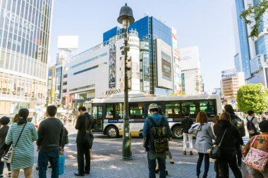 Tokyo, Japonya - 24 Ekim 2016: Tokyo Shibuya geçerken, kimliği belirsiz insanlar yürümek. Ekim 24,2016. 221,801 nüfusu ve 14,679.09 insanlar sqkm başına nüfus yoğunluğu vardır