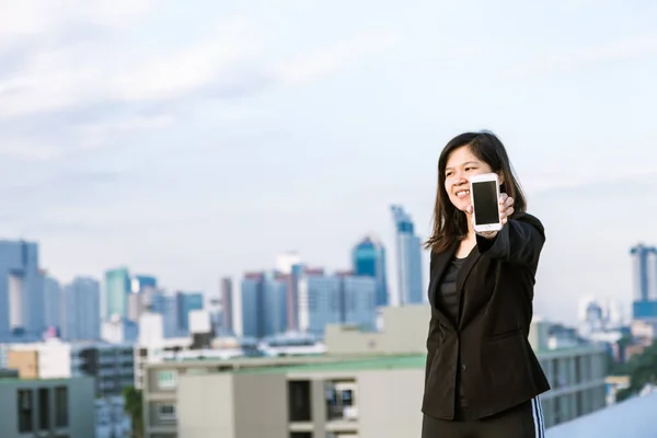 Бізнес Азіатська Жінка Використовує Мобільний Телефон Демонструє Екранний Фон — стокове фото