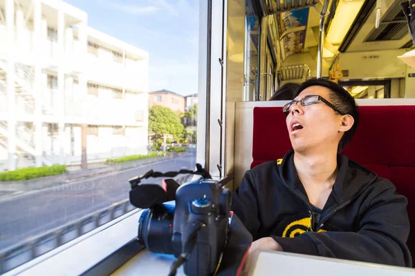 Fotografo Asiatico Uomo Dormire Sul Treno Con Sua Macchina Fotografica — Foto Stock