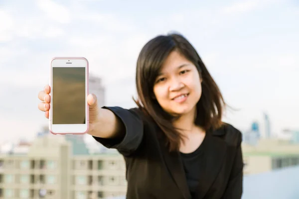Azjatycki Dama Szczęśliwy Rozmowy Inteligentny Telefon Budynku Tło — Zdjęcie stockowe