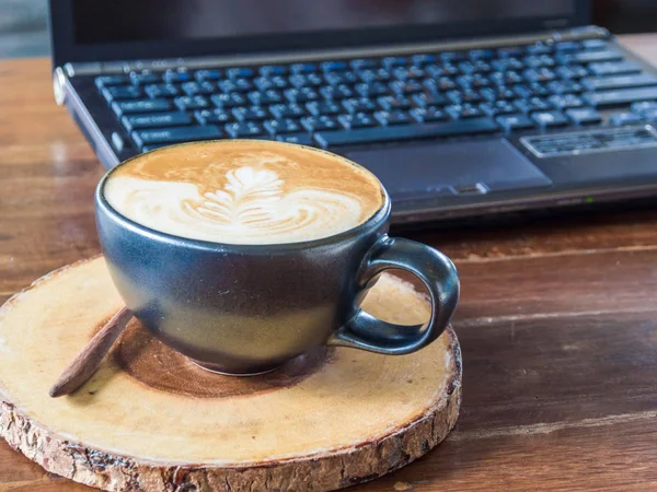 Laptop Latte Art Filiżanka Kawy Drewniany Stół Biurze — Zdjęcie stockowe