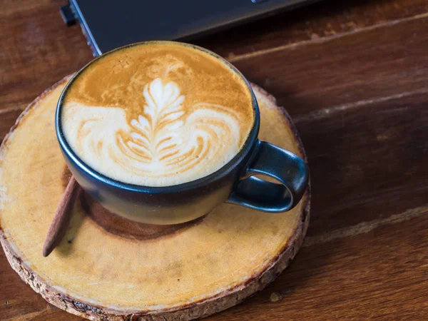 Ordenador Portátil Personal Con Taza Café Una Mesa Madera Interior — Foto de Stock