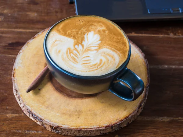 Ordenador portátil personal con taza de café en una mesa de madera —  Fotos de Stock