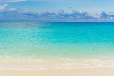 Tropikal deniz plaj mavi gökyüzü kum güneş gün ışığından yararlanma