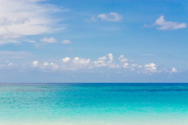 Tropikal deniz plaj mavi gökyüzü kum güneş gün ışığından yararlanma
