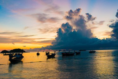 Sunrise, deniz plaj gökyüzü arka plan ile ahşap balıkçı teknesi