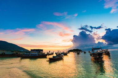 Sunrise Beach deniz, renkli gökyüzü tekne