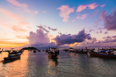 Sunrise Beach deniz, renkli gökyüzü tekne