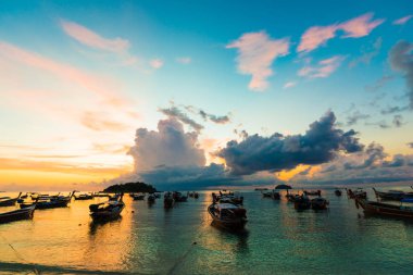 Sunrise, deniz plaj gökyüzü arka plan ile ahşap balıkçı teknesi