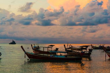 Sunrise Beach deniz, renkli gökyüzü tekne