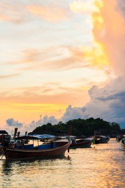 Arka plan üzerinde gündoğumu deniz gökyüzü. Doğa kompozisyon.