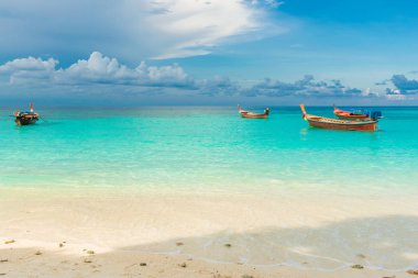 Deniz ve gökyüzü arka plan tatil zamanı, deniz üzerinde yerel ahşap tekne ile tekne