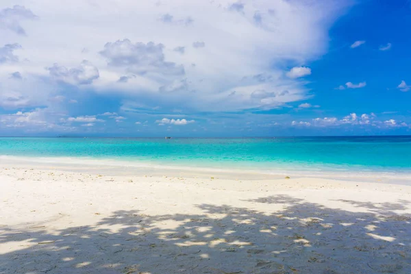 Tropical sea beach blue sky sand sun daylight — Stock Photo, Image