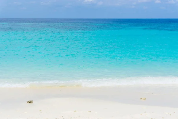 Tropical sea beach blue sky sand sun daylight — Stock Photo, Image