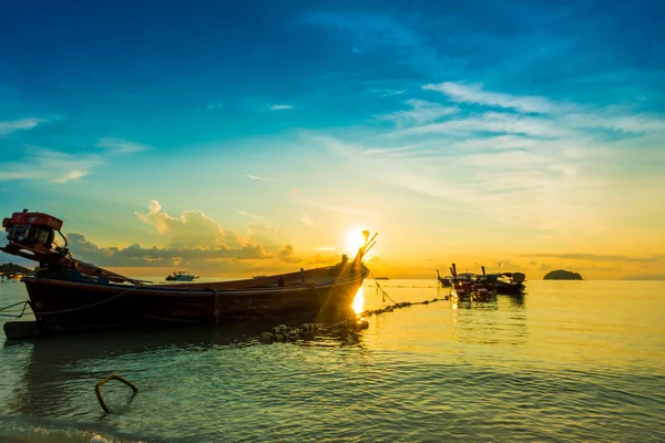 Andaman deniz teknesi ile güzel gündoğumu. Yaz tatil kavramı.