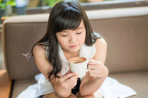 Aziatische Vrouw Zittend Bank Met Koffie Bij Café Artshop — Stockfoto