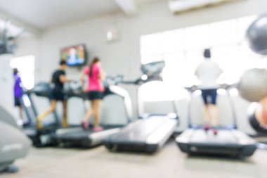 Arka arka plan bulanık modern fitness salonunda egzersiz ekipmanları.