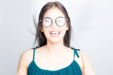Neşeli gözlük Asyalı kadın modeli beyaz arka plan üzerinde neşeli