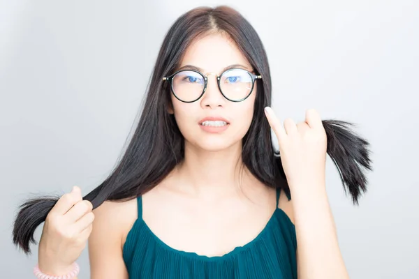 Gafas Alegres Modelo Femenino Asiático Alegre Sobre Fondo Blanco —  Fotos de Stock