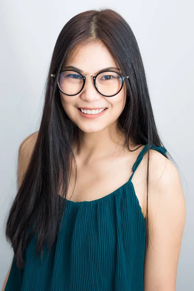 Retrato Hermosa Mujer Gafas Asiáticas Blanco Habitación Acogedora —  Fotos de Stock