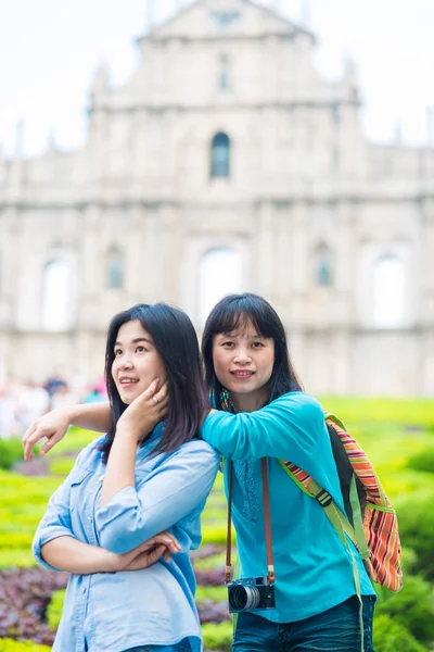 Asiatische Touristinnen Fotografieren Vor Der Paul Kirche Macau City Reisekonzept — Stockfoto