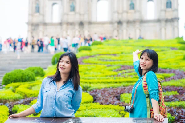 Ασίας τουριστικοί γυναίκες λαμβάνουν φωτογραφία μπροστά από την εκκλησία του Παύλου στο mac — Φωτογραφία Αρχείου