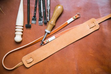 Hakiki deri kamera kayışı meatal aracı ile el yapımı 