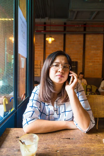 Donna seduta in loft caffè utilizzare il telefono cellulare business Connessione — Foto Stock