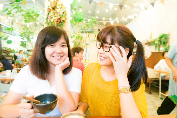 Sorrindo Feminino Asiático Amigos Segurando Café Canecas Enquanto Falando Negócios — Fotografia de Stock