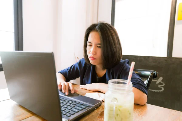 Happy Young Beautiful Asian Woman Using Laptop in art cafe — Stock Photo, Image