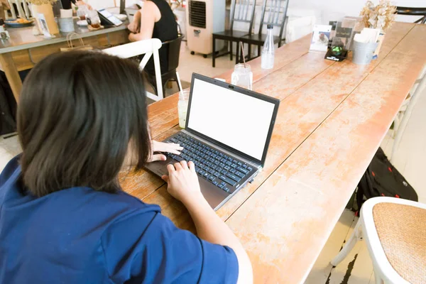 Feliz joven hermosa mujer asiática usando el ordenador portátil en el café de arte — Foto de Stock