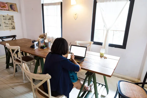 Glücklich junge schöne asiatische Frau mit Laptop in Kunst-Café — Stockfoto
