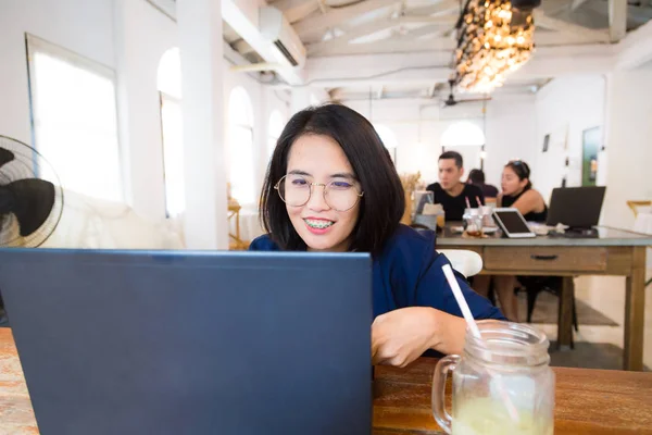 Feliz Joven Hermosa Mujer Asiática Usando Ordenador Portátil Café Arte — Foto de Stock