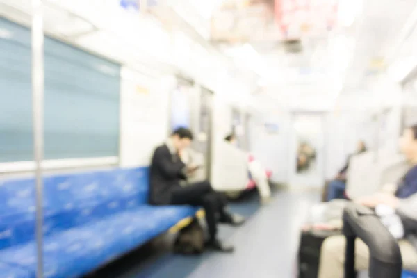 Le persone si muovono nel treno della metropolitana sfondo sfocato . — Foto Stock