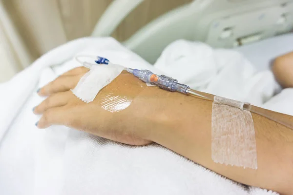 白い毛布の上で患者に静脈内投与で手の病気 — ストック写真