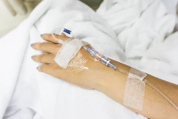 Närbild Händer Med Intravenösa Tuben Till Patientens Hand Sjukhussäng — Stockfoto