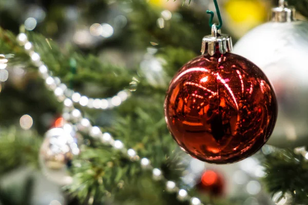 Boule Noël Avec Décoration Pin Avec Lumières Fond — Photo