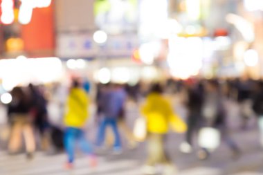 Shibuya birçok Tokyo Japonya'nın insan Street gece hayatı